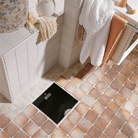 Steht nicht im Wege und ist speziell für den flachbündigen Einbau im Badezimmerboden entwickelt: die Personenwaage.