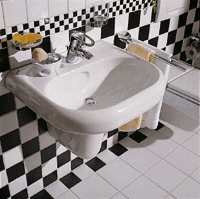 Übersichtlich, ohne gestalterische Allüren: Waschtisch und WC-Bereich.