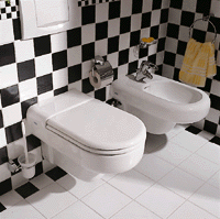Übersichtlich, ohne gestalterische Allüren: Waschtisch und WC-Bereich.
