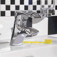Glänzender Chrom bei Accessoires und Armaturen gibt sich zeitlos klassisch. Elegant geschwungenes Design beim Einhebelmischer. Die Waschtischarmatur ist ebenso mit herausziehbarem Auslauf erhältlich. Passend gibt es Thermostatarmaturen, Brausemischer und Wannenarmatur.
