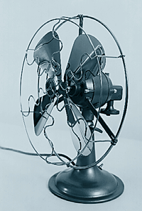 Bild 1+2: Tisch- und Wand-Konsolfächer Maico Standard/Rekord, aus den 50er Jahren. Neben den Farben elfenbein, grün metallisé, weinrot und schwarz gab es auch Ausführungen mit Messing-Flügeln für Schiffe und die Tropen.