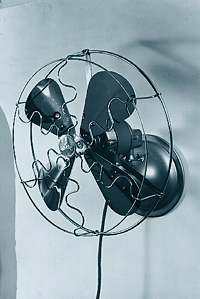 Bild 1+2: Tisch- und Wand-Konsolfächer Maico Standard/Rekord, aus den 50er Jahren. Neben den Farben elfenbein, grün metallisé, weinrot und schwarz gab es auch Ausführungen mit Messing-Flügeln für Schiffe und die Tropen.