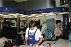 Immer gefragt beim fachkundigen Publikum: Meister Jürgen Kaupp bereitet auf dem Stand von Alcan Handmuster vor.