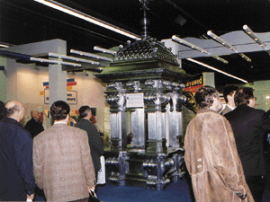 Die WMK, Wirtschaftsgemeinschaft Metall-Dächer und -Fassaden in Klempnertechnik, stellte diese überdimensionale, ornamentierte Laterne als Blickfang und Beispiel traditioneller Metallverarbeitung in den Mittelpunkt.