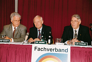 Hauptgeschäftsführer Hugo Schütt, Dr. Dieter Mumm und Landesinnungsmeister Albert Vogler (v.l.n.r.).