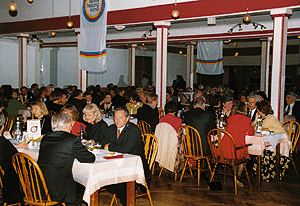 Guten Besuch gabs nicht nur während des Landesverbandstages, sondern auch beim Festball. Rechts am vorderen Tisch Obermeister Günter Sommer von der Innung Hrzgt. Lauenburg - Gastgeber des nächsten Landesverbandstages 1999.
