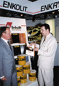 Enkolit-Klebetechnik demonstriert hier Gerhard Schön (links) einem Besucher. Schön ist seit dem 1. Mai 97 neuer Fachberater bei Enke.