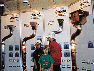 Um den Spenglernachwuchs braucht man sich bei Grömo offensichtlich keine Sorgen zu machen. Dieses Trio mochte sich nur ungern von den glänzenden Ausstellungsstücken losreißen.