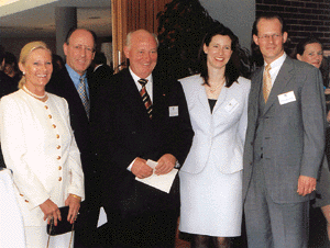 Charmant eingerahmt von den Damen der Familie Strobel: Verleger Ekkehard und Sohn Christopher sowie Ing. Heinz-Dieter Heidemann, Mitte.