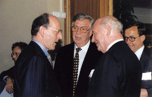 Als Gratulanten reihten sich zu Beginn der Feier Dipl.-Volksw. Karl-Ullrich Scheele, Hauptgeschäftsführer der Handwerkskammer Arnsberg, Ing. Heinz-Dieter Heidemann, Präsident des ZVSHK und Heinz Wippich, geschäftsführender Gesellschafter der Fa. Wilhelm Gienger KG ein.