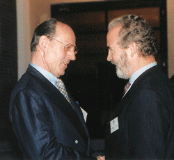 Langjährige vertrauensvolle Zusammenarbeit kennzeichnet ihren gemeinsamen Weg: Ekkehard Strobel dankte Wolfgang H. Molitor, Vorstandsvorsitzender Keramag AG und Vorsitzender der Deutschen Sanitär-Industrie, für seine Glückwünsche. In seiner Rede lobte Molitor die IKZ-HAUSTECHNIK indem er sagte: "Mit der IKZ haben wir nicht irgendeine, sondern die Fachzeitschrift der SHK-Branche und das über so viele Jahre. Sie ist nicht nur Sprachrohr sondern auch Meinungsbildner. Wir haben es mit einer ebenso kompetenten wie engagierten Redaktion zu tun, die immer wieder erkennen läßt, zur Klärung von Branchenproblemen aktiv beizutragen. Sie ist weit entfernt von einer Hofberichterstattung."