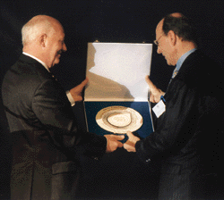 Nach seiner Rede überreichte Ing. Heinz-Dieter Heidemann als Präsident des ZVSHK Ekkehard Strobel den Ehrenteller "SHK-Zeichen in Bronze" als Anerkennung der Verdienste des Strobel-Verlages für das SHK-Handwerk.
