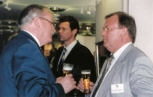 Entspannung und "Small talk" bei einem frisch gezapften "Sauerländer Gebräu": Obermeister Hubert Minter, Innung SHK Berlin und Hans Joachim Leydecker, Präsident des Bundesverbandes der deutschen Heizungsindustrie.