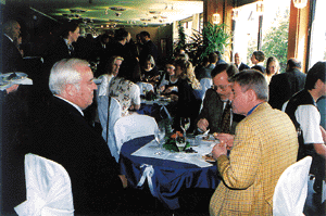 Ausklang der Jubiläumsfeier bis in den späten Nachmittag im Foyer des Sauerlandtheaters.