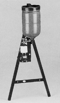 "Profi"-Füllstation mit Füllknecht. In Standardausführung zur Wandbefestigung geeignet. Zur freien Aufstellung gibt es Standfüße als Zubehör, auch mit Rädern. (Bild: Primus-Sievert)