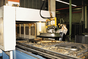 Individualität kennzeichnet die Produktionsabläufe: Im Preßwerk gibt es neben hochmodernen Maschinen (hier eine Laser-Schneidmaschine) auch Handwerk zu sehen (hier Kleinserienteile, die manuell per Schutzgas geschweißt werden).