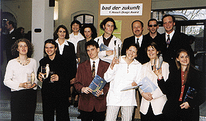 Voller Stolz präsentierten sich die Gewinner des 1. Hoesch Design Award. Jochen Drewniok, Hoesch Geschäftsführer und Werner Arthold, Marketingleiter (dritter und erster, obere Reihe rechts), waren begeistert von den innovativen Entwürfen der Preisträger.