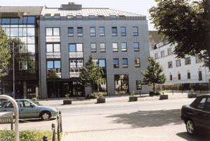 Gebäudeansicht von der Bonner Straße; der Erweiterungsbau mit eigenständigem architektonischen Erscheinungsbild. (Foto: TPP)