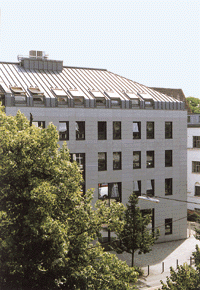 Auch aus der Sicht der gegenüberliegenden Häuser zeigt sich der Neubau als gestalterische und technische Einheit, wobei das Metalldach besondere Akzente setzt. (Foto: TPP)
