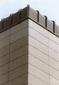 Das Zusammenspiel der Werkstoffe in Form und Farbe (Granit und Rheinzink "vorbewittert") überzeugt ebenso wie die präzise Ausführung. (Foto: Rheinzink)