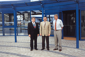 Vorstände unter sich: Dipl.-Phys. Karl P. Kiessling, Dipl.-Ing. Joachim Rennau und Dipl.-Kfm. Werner Klatt vor dem Haupteingang des neuen Ludwigsfelder Werkes.