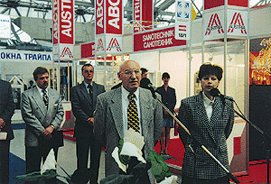 Iouri A. Tabounchtchikov, Präsident der ABOK (Association of Engineersfor Heating, Ventilation, Air Conditioning, Heat Supply & BuildingThermal Physics) eröffnete die SHK ´97 Moskau. Im Hintergrund,links neben ihm, Andreas Lücke, Generalsekretär der EuropeanBoilers Heating Association.