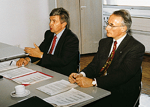 Harald Wipfler (links) und Wolfgang Greiner sprachen in Pfullendorf mit den IKZ-HAUSTECHNIK Redakteuren Günther Klauke und Volkmar Runte über die Zukunft der Geberit-Gruppe.