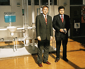 Forschung und Kundennähe genießen bei Geberit einen besonderen Stellenwert. Der Vorsitzende der Geschäftsführung Harald Wipfler (rechts) und Wolfgang Greiner, Leiter Marketing Service, vor der abwassertechnischen Demonstrationsanlage im Pfullendorfer Schulungszentrum.