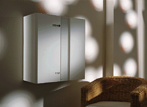 Bild 3: Wandhängender Gas-Brennwertkessel Ecotherm Plus (rechts) mit nebenhängendem Warmwasserspeicher.