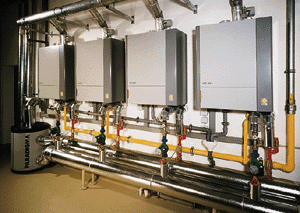Kesselkaskade mit vier Brennwertgeräten GB 400; modulierender Leistungsbereich: 12 bis 160 kW.