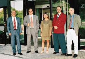 Nach erfolgter Unterzeichnung der Fördervereinbarung: ZVSHK-Hgf. Michael von Bock und Polach, Heinz Fricke, Vorsitzender der Geschäftsführung der Raab Karcher Energieservice GmbH, Petra Westpfahl, Referentin Berufsbildung, Jürgen Hock, Raab Karcher Energieservice und Thomas Wienforth, Berufsbildungswerk des SHK-Handwerks e.V., Potsdam.