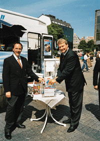 Wilfried Sander, Landesinnungsmeister und Beiratsvorsitzender der "shk Hamburg" (rechts) und Objektleiter Michael Arfmann spenden vor dem Wassersparbus in Danzig für die Opfer der Flutkatastrophe in Polen.