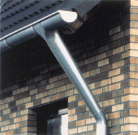 Bild 1: Dachentwässerung über vorgehängte, halbrunde Dachrinne, Ablaufstutzen und Schrägrohr.