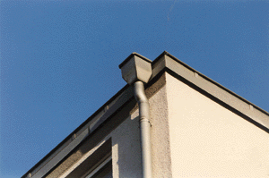 Bild 2: Kastenförmige, auf Gesims stehende Dachrinne, Wasserablauf über Sammelkasten.