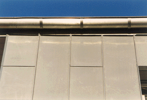 Bild 3: Halbrunde Hängerinne oberhalb einer in Winkelstehfalz bekleideten Fassade.