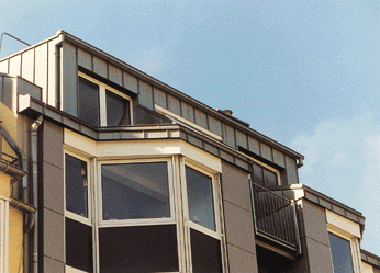 Bild 4: Vorgehängte, kastenförmige Dachrinne an einer Dachgaube, kombiniert mit einer aufgesetzten Rinne, oberhalb einer zierlichen Attika-Bekleidung.