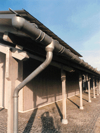 Bild 6: Halbrunde Dachrinne in Sonderform, befestigt mit "Doppelbügeln", unterhalb eines metallgedeckten Daches.