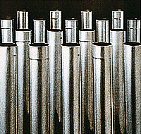 Bild 1: Zylindrische Regenfallrohre der neuesten Generation nach DIN EN 612, mit hochfrequenzgeschweißten Nähten; in Verbindung mit ebenfalls genormten Zubehörteilen als "maßgeschneidertes" metallisches Dachentwässerungssystem. (Foto Rheinzink)