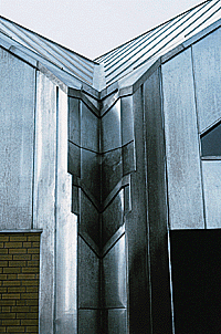 Bild 4: Kompromißlos moderne Dachentwässerung eines Metalldaches, architektonisch gestaltet durch funktionales Integrieren von Kehlrinne und kaskadenartig abgetrepptem Wasserspeier anstelle eines Fallrohres. (Architekten: Despang - Ertelt - Schefczik, Hannover; Foto: TPP)