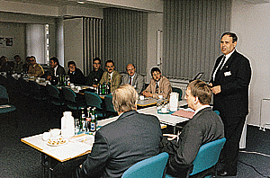 Zum ersten Symposium "Agil statt senil, der Markt der jungen Alten" im Iserlohner Zentrum für Gerontotechnik konnte Kludi-Direktor Wolfgang Semnet (rechts) 25 Partner aus dem Fachgroßhandel begrüßen.