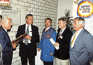 Gemeinsam legen Oberbürgermeister Burger (links) und Minister Clement den mit Münzen, Urkunden und einer Tageszeitung gefüllten Kupferbehälter in die "Schlußsteinplatte".