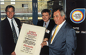 In Würdigung und Anerkennung seiner Verdienste um das Sanitär-, Heizungs- und Klimahandwerk, wird Minister Wolfgang Clement zum Ehrenmeister der Innung SHK Köln ernannt. Die Auszeichnung erhielt Clement durch Obermeister Rolf Lützenkirchen, rechts, und seinen Stellvertreter Werner Hirschler, dem Initiator dieser Aktion.