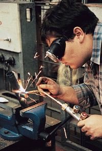 Alexander Sieben schweißt die schw. Muffe für das 1/2" Thermometer gekonnt an das 200 mm lange 1" Rohrstück, gelernt ist gelernt.