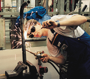 Konzentration beim Schweißen eines R 1" Abzweigs durch Markus Steinrücke.