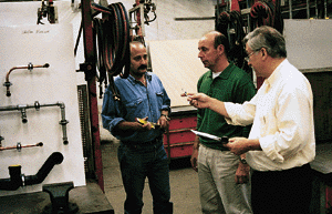 Es ging bei der Entscheidung eng zu, daher mußte gewissenhaft bewertet und gemessen werden (v.l.n.r.) Anton Kern, Peter Seven und Helmut Pohl.