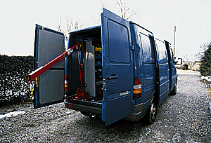 Der besonders kompakte Ladekran Handy 50-T-M läßt sich auch in einen Transporter einbauen. Foto: HMF Ladekrane und Hydraulik, Hanau
