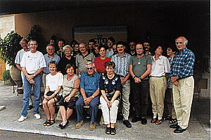 Dr. Hans-Georg Geißdörfer, rechts, sowie RA F.-W. Stohlmann, vorne links, mit Teilnehmern des Seminars "Unternehmensführung", auf Mallorca.