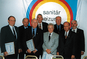 Landesinnungsmeister Albert Vogler, vierter von links, mit den von ihm ausgezeichneten Berufskollegen: v.l.n.r., Otto Lange, Walter Specht, Heinrich Lütjens, Uwe Groth, Claus Colpien, Nikolaus Lang, Hans-Günter Fahrenkrug.