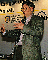Prof. Kurth, erläuterte die Vorzüge einer zentralen Gasversorgung mit Flüssiggas, als Vorstufe für den später folgenden Erdgasanschluß.