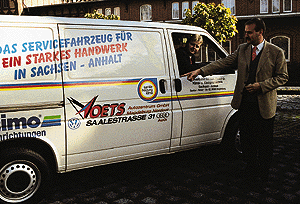 "Dies ist das Zeichen der Wahl, Sanitär-Heizung-Klima." Dr. Dimanski, rechts und Frank Uhlig stellten uns das neue Leasingfahrzeug für die SHK-Betriebe vor. Auch das sind Vorteile durch eine Mitgliedschaft in den Innungen und für ein starkes Handwerk in Sachsen-Anhalt.